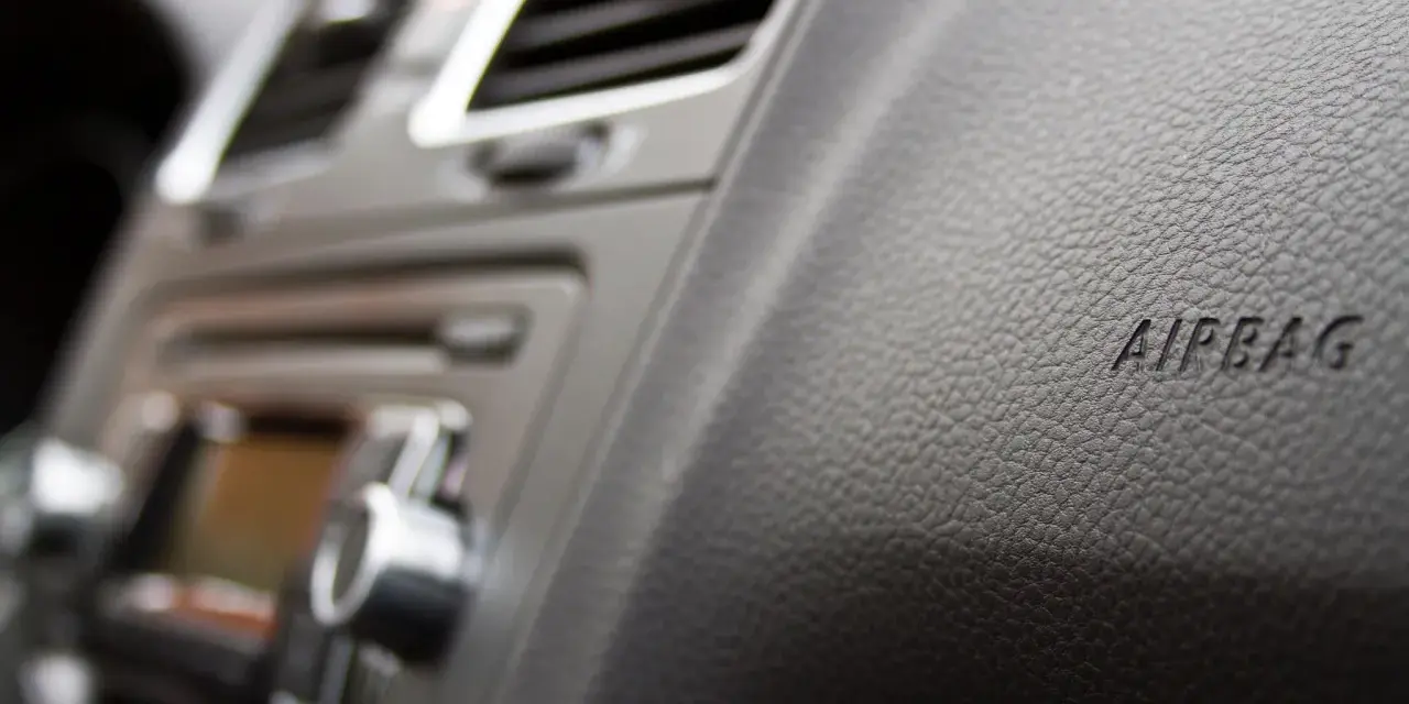 Armaturenbrett mit Lüftungsschlitzen und dem Schriftzug AIRBAG. Hier sieht man, wie man den beifahrer airbag ausschalten kann.