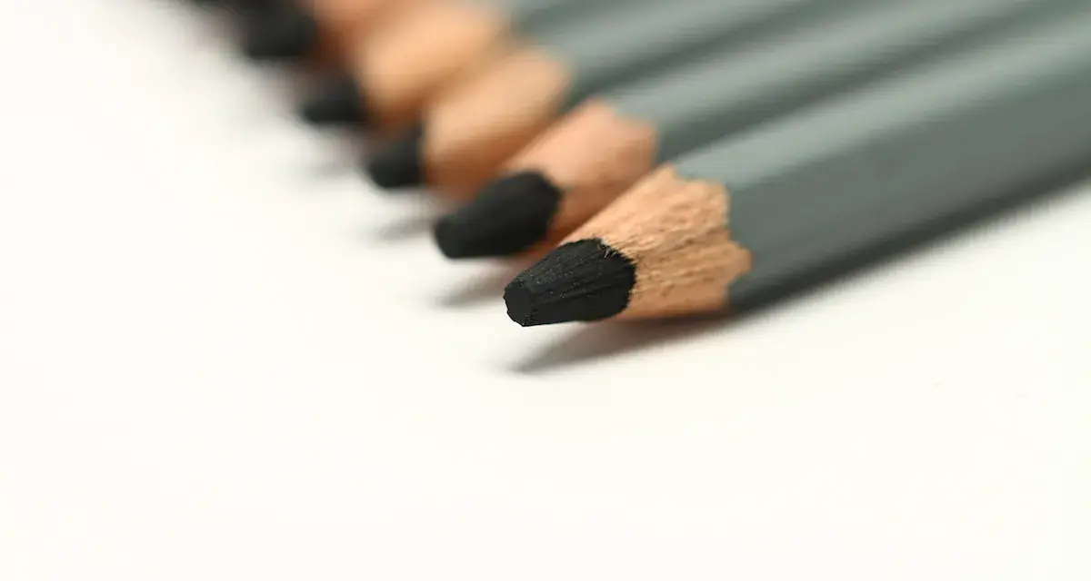 Una fila de lápices duros de grafito gris, listos para dibujar o escribir.