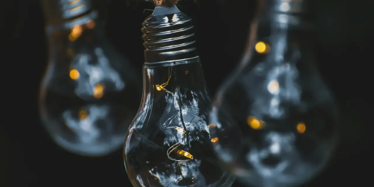 Wiszące żarówki z małymi diodami LED w środku. Czy światło LED jest szkodliwe dla oczu?