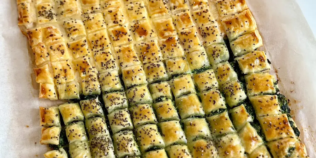 Stuzzichini sfiziosi con pasta sfoglia veloce, ripieni di spinaci e cosparsi di semi di chia. Perfetti per un aperitivo o una merenda golosa.