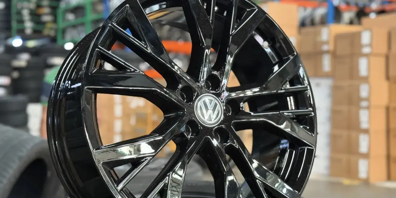 Cerchi Santiago 19 neri lucidi con logo VW, pronti per dare un nuovo look alla tua auto.
