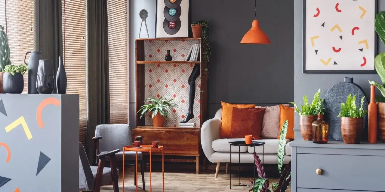 Nowoczesny salon z kanapą, fotelami i dekoracjami w kolorze morelowym.