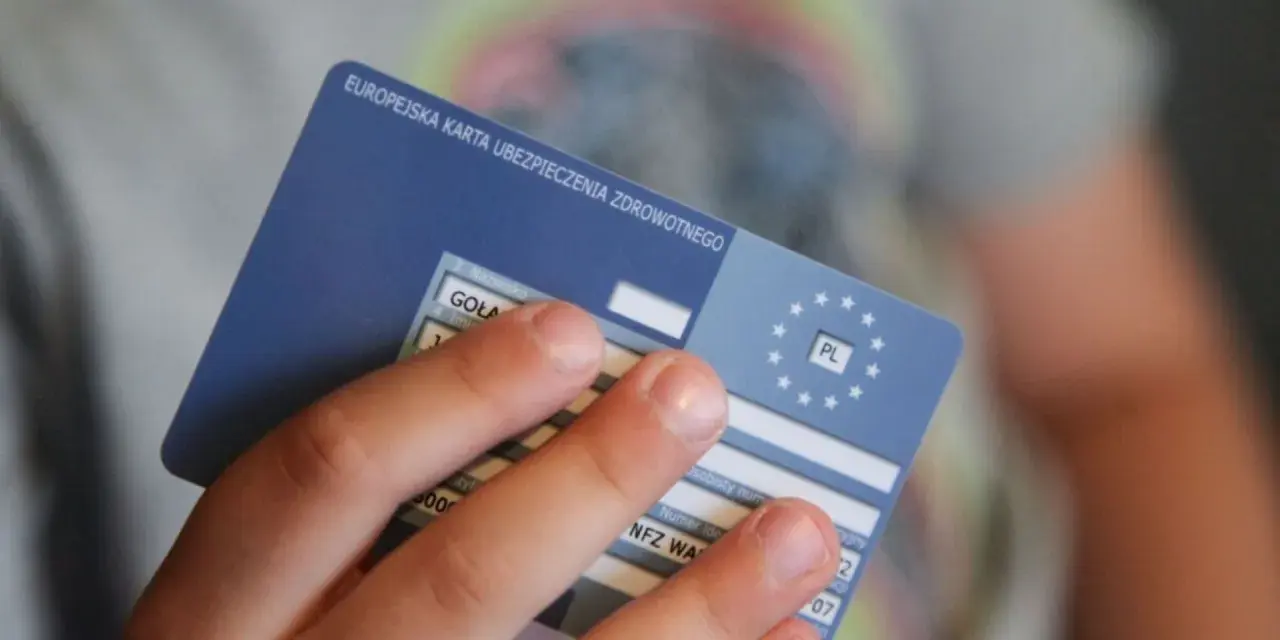 Karta EKUZ daje dostęp do niezbędnej opieki medycznej podczas podróży po Europie.