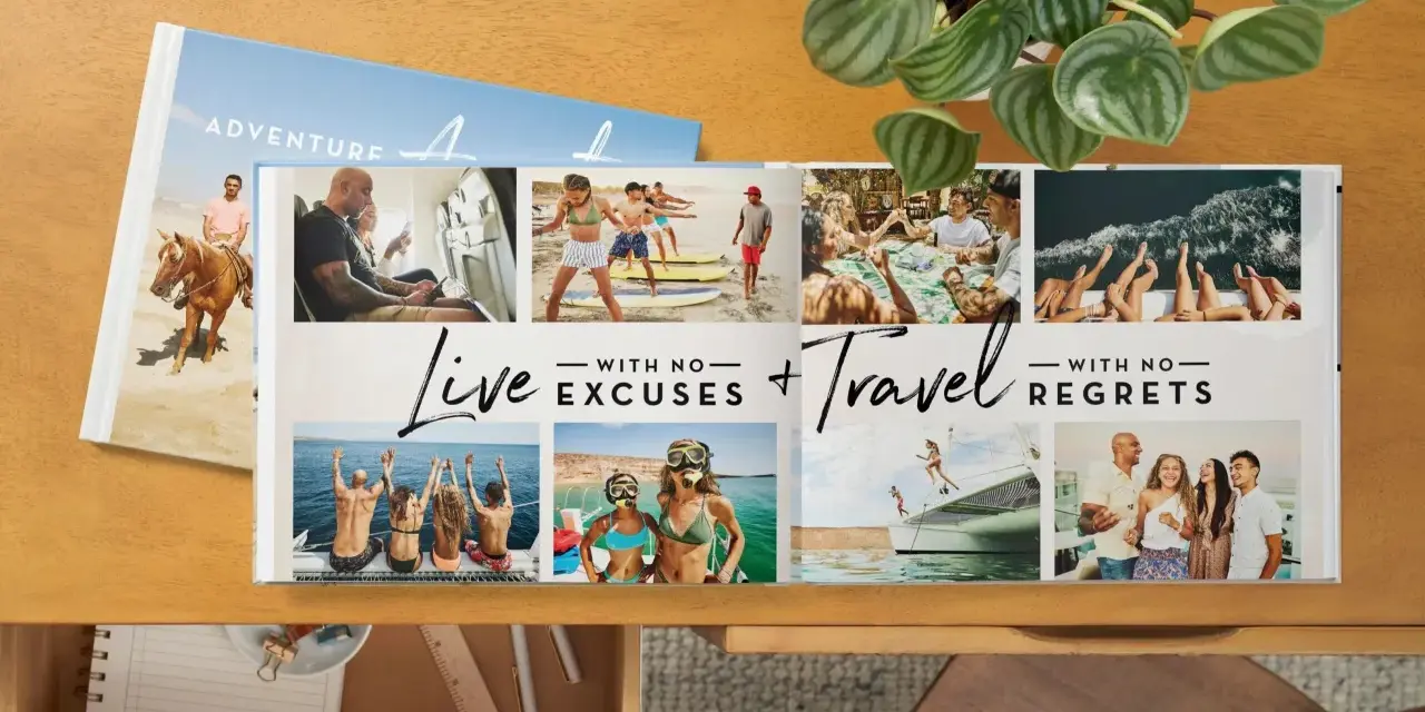 Otwarty album ze zdjęciami z podróży, z cytatami "Live with no excuses + Travel with no regrets". Idealne wspomnienia cytaty do albumu ze zdjęciami.