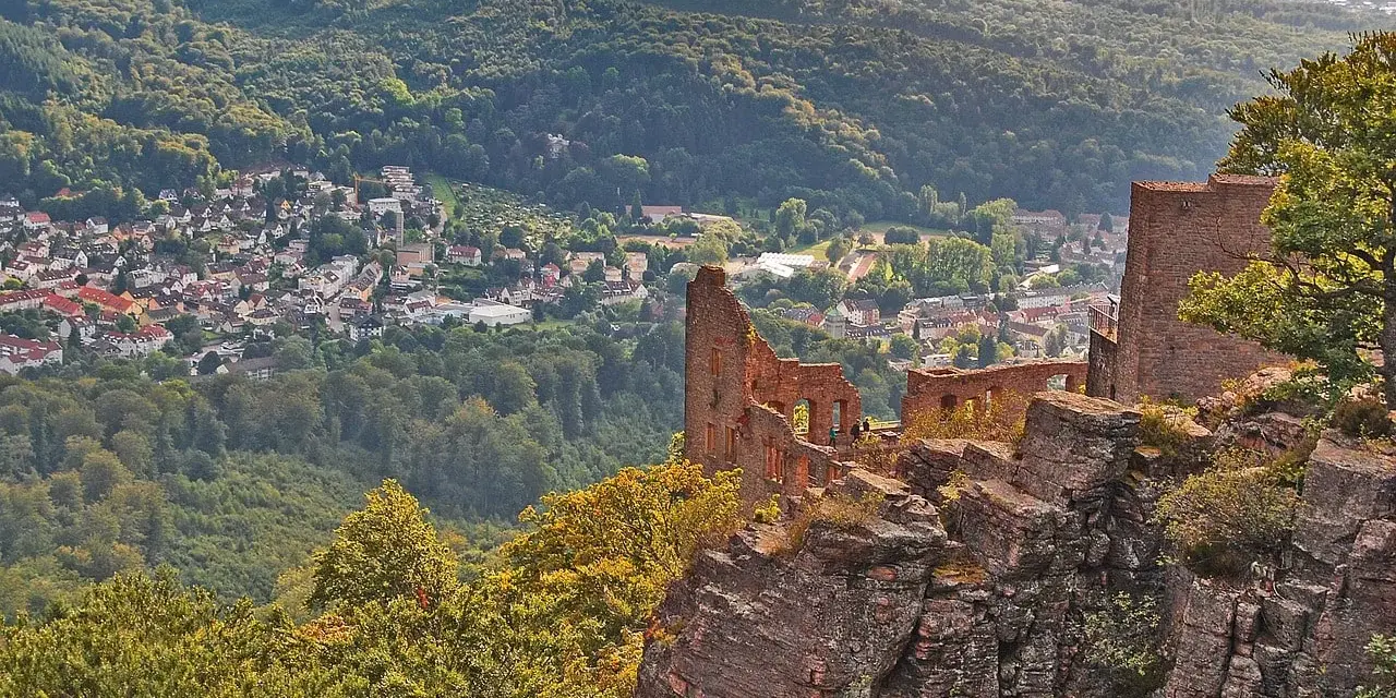 Ruiny zamku górują nad miasteczkiem w Baden-Baden, Niemcy. Wspaniały widok na zielone wzgórza i zabudowania.