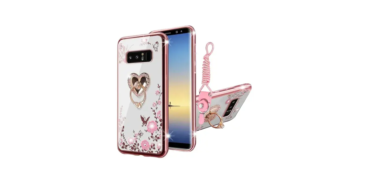 Ett transparent Samsung Galaxy Note 8 skal med rosa blommor, fjärilar och en hjärtformad ring med strass. Inkluderar en rosa handledsrem.