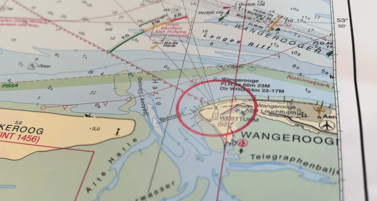 Seekarten-Details zeigen Wangerooge mit Leuchtturm und Schiffshorn-Signalen.