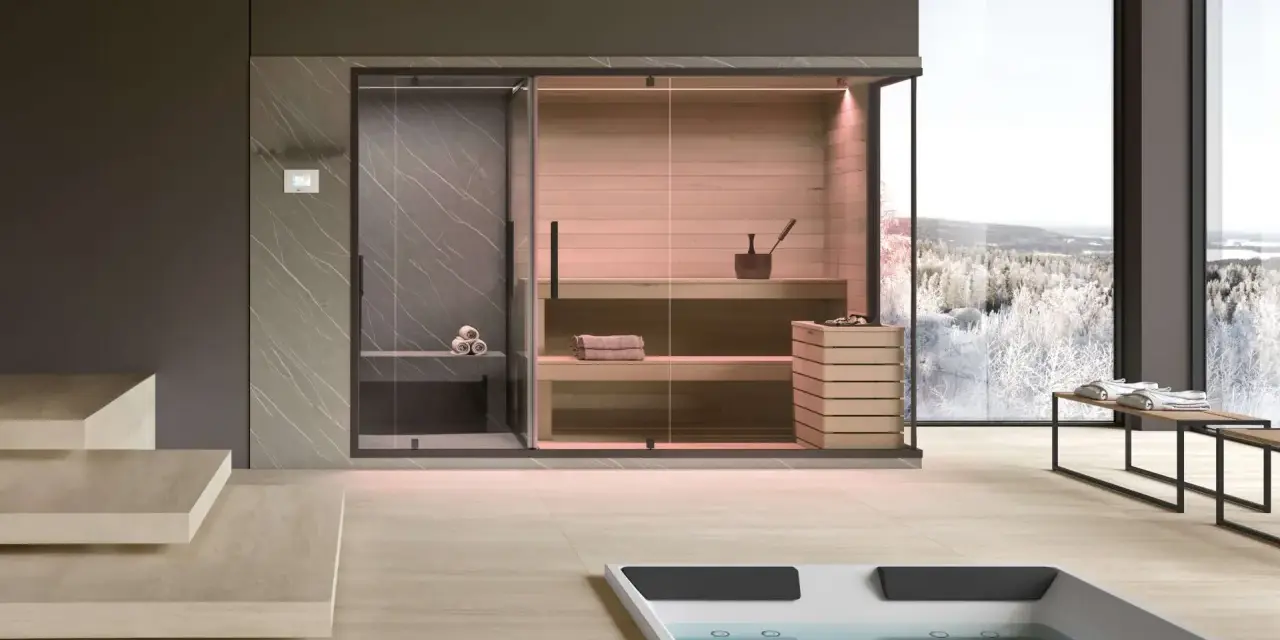 Interno moderno con sauna in legno, vista panoramica innevata. Qui si fa relax e benessere in spa.