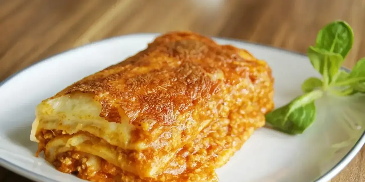 Pyszna, złocista lasagne na talerzu. Idealna na obiad, gdy masz ochotę na coś sycącego. Ten przepis na lasagne na pewno Ci się spodoba!