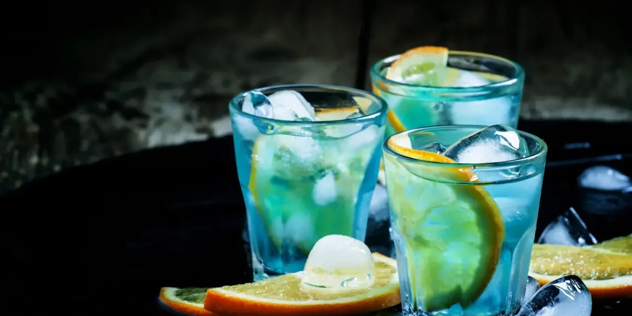 Drinki z Blue Curacao: 10+ przepisów na lazurowe hity i mocktaile