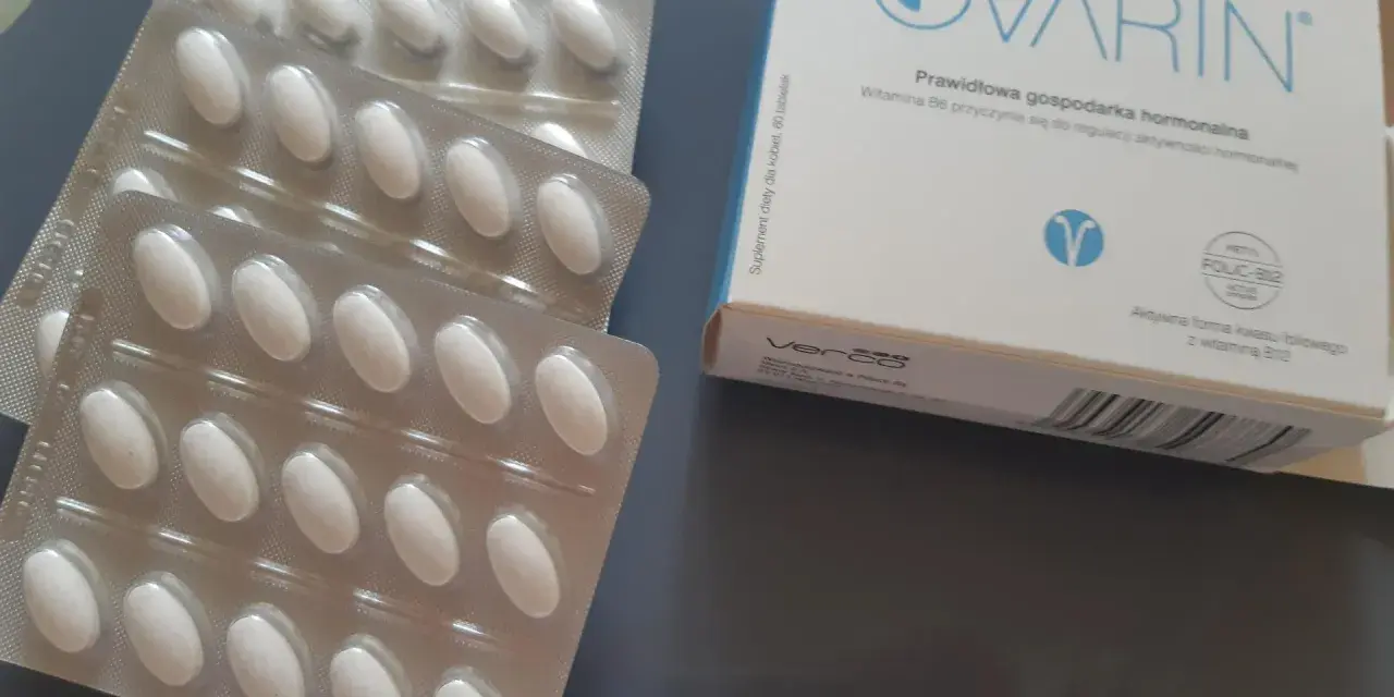 Opakowanie i blistry z tabletkami Ovarin. Witamina B6 wspiera gospodarkę hormonalną.