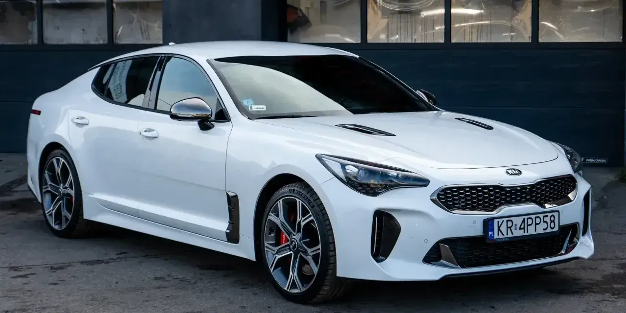 Biała Kia Stinger 3.3 prezentuje się dynamicznie. Zastanawiasz się nad jej spalaniem?