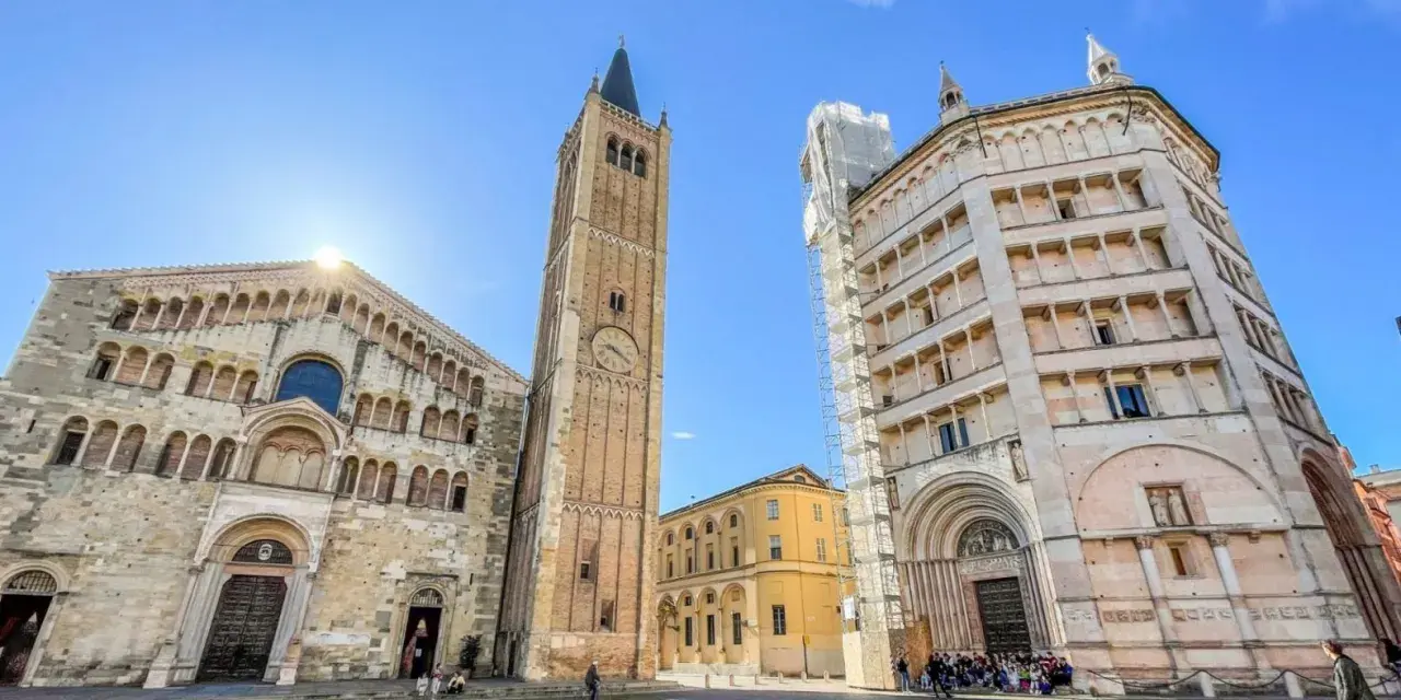 Piazza del Duomo a Parma, con il Battistero, il Duomo e il Campanile. Un luogo perfetto per visitare Parma e ammirare l'architettura romanica.