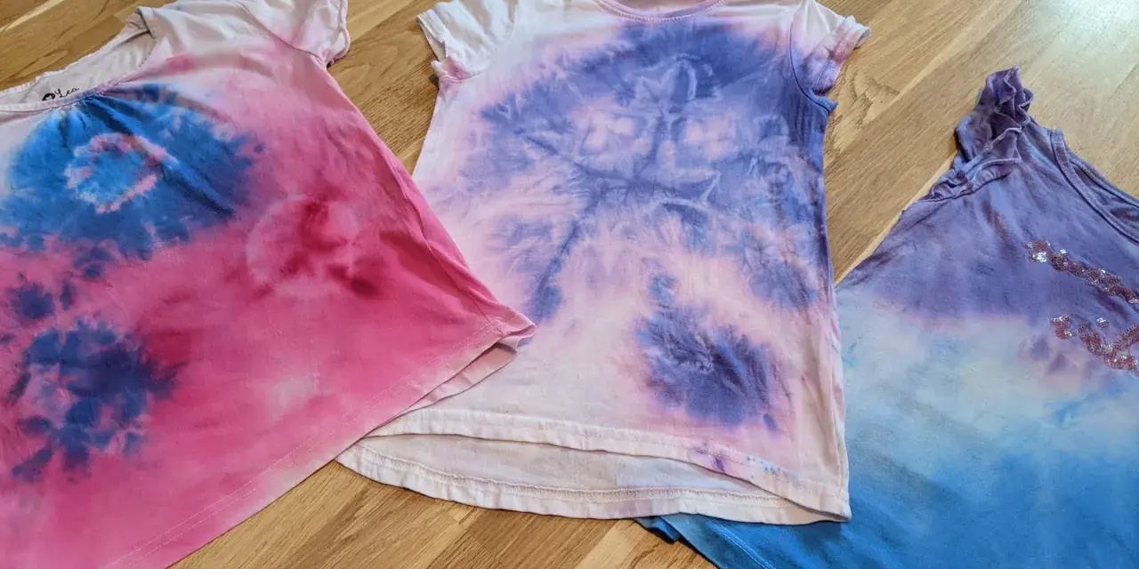 Batik-Shirts in Rosa, Lila und Blau, perfekt für das Batiken mit Kindern. Jedes Stück ein Unikat!