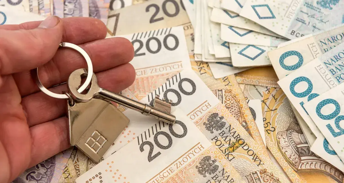 Klucz do domu na stosie banknotów 200 zł. Poznaj sekrety negocjacji z bankiem, jak obniżyć marżę kredytu hipotecznego w marcu 2026.