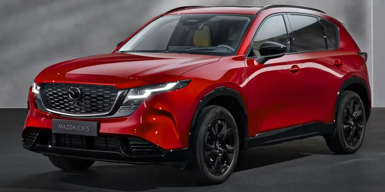 Czerwony Mazda CX-5, jeden z wielu stylowych japońskich samochodów, prezentuje się elegancko na ciemnym tle.