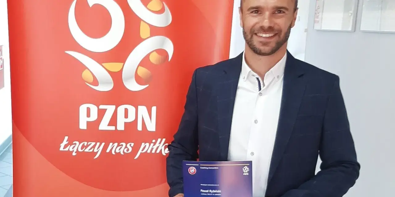 Trener z dyplomem UEFA Elite Youth A PZPN, pokazujący, co można trenować.