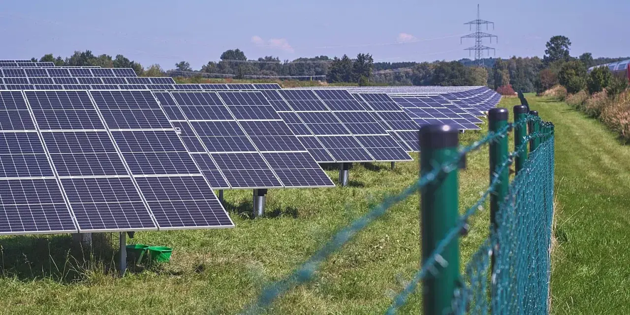 Campo de paneles solares capturando la luz del sol, demostrando las ventajas de la energía solar para un futuro sostenible.
