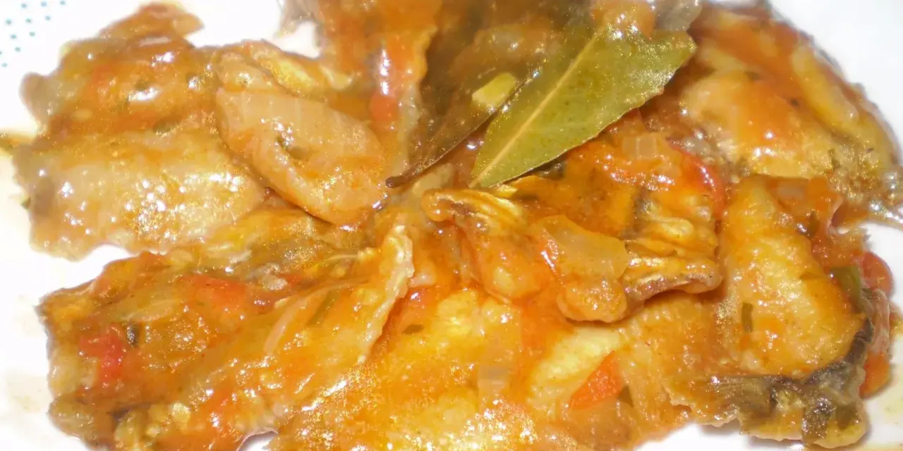 Boquerones en salsa con finas hierbas, un plato delicioso.