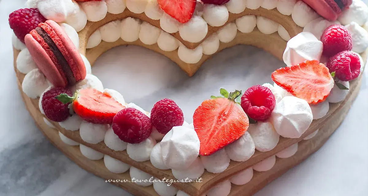 Cuore di biscotto con crema chantilly, fragole, lamponi e macarons. Una deliziosa cream tart senza lattosio, perfetta per San Valentino.