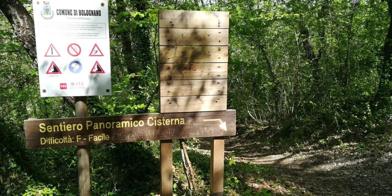 Sentiero Panoramico Cisterna, nel Comune di Bolognano. Segnaletica con indicazioni e pericoli.