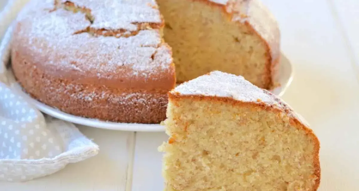 Una soffice torta di banane, spolverata di zucchero a velo, con una fetta tagliata per gustarla.