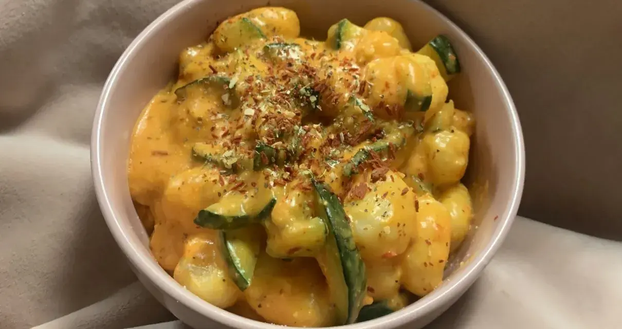 Puszyste gnocchi z cukinią w kremowym sosie, posypane ziołami i płatkami chili. Pyszne gnocchi z pesto w nowej odsłonie.