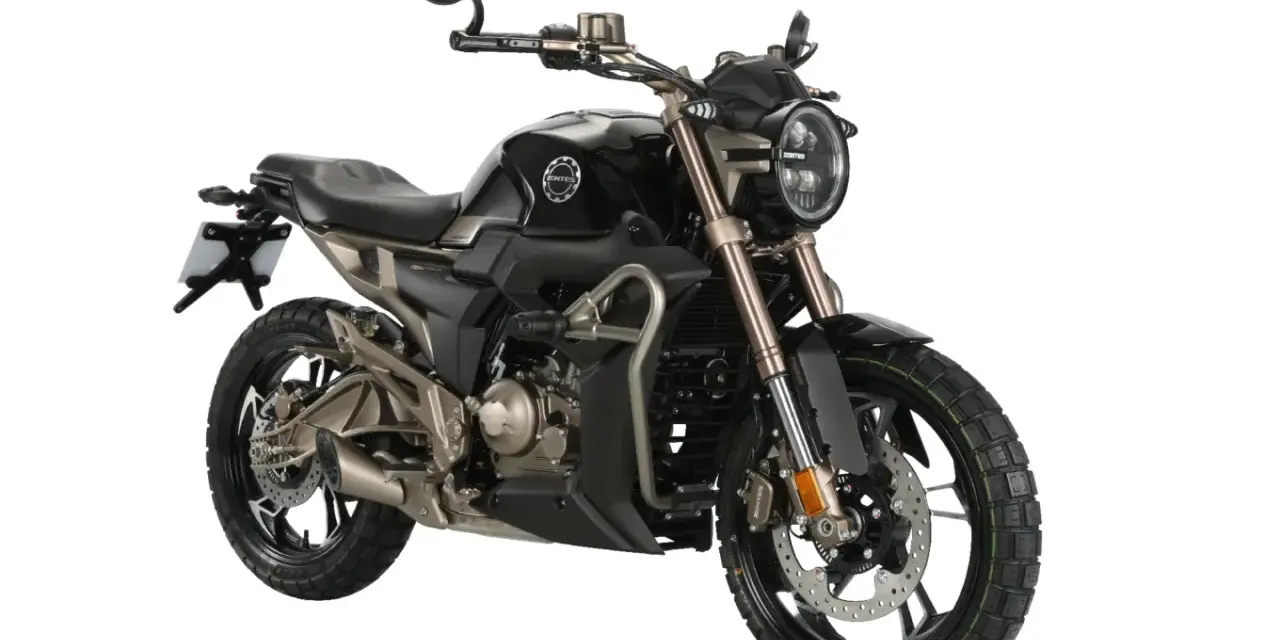 Czarny motocykl Zontes z brązowymi elementami, idealny jako pierwszy motor na kat B.