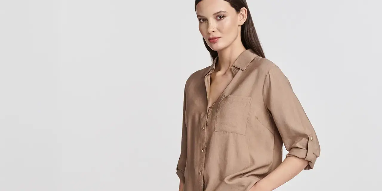 Elegancka koszula w kolorze mokka, z podwiniętymi rękawami, idealna na co dzień.