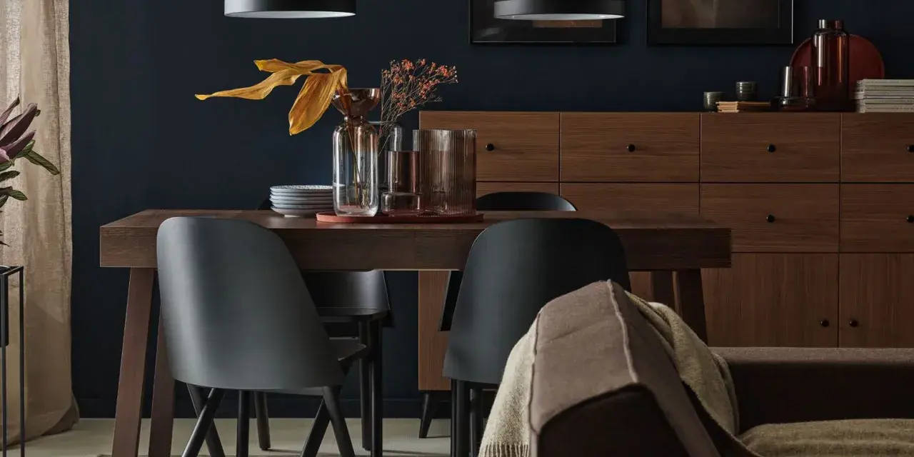 Ciemny brąz mebli i kanapy tworzy przytulną bazę. Zastanawiasz się, jaki kolor pasuje do brązu? Tutaj widzimy, że czerń i złoto dodają elegancji.