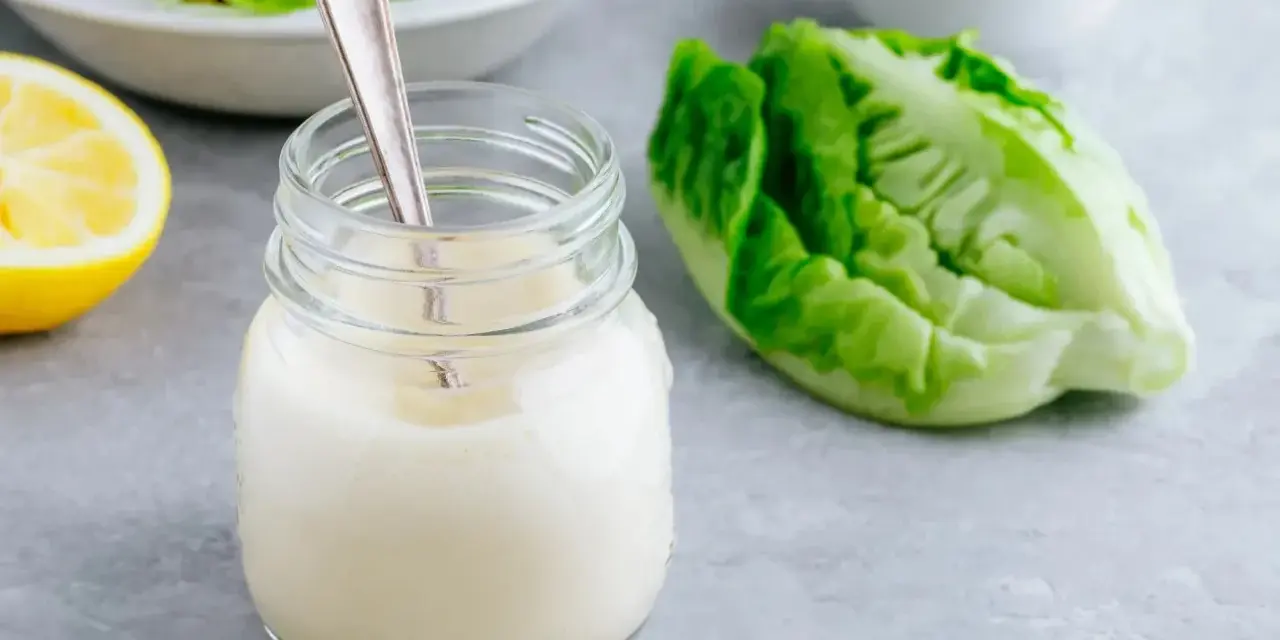 Sauce César maison prête à l'emploi, avec des ingrédients frais comme la laitue et le citron. Une recette facile pour une sauce parfaite.