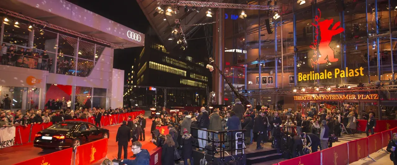 Roter Teppich vor dem Berlinale Palast, wo die Stars bei den Filmfesten in Berlin eintreffen. Menschenmassen und Kameras warten auf die Ankunft.