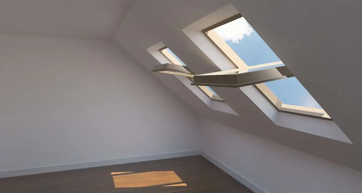 Luce solare entra da una finestra nel tetto, illuminando un pavimento in legno.