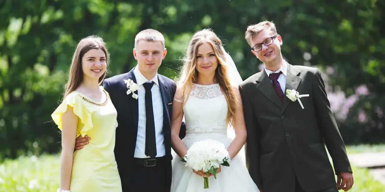 Para ślubna z dwoma świadkami, którzy towarzyszyli im na ślubie cywilnym.