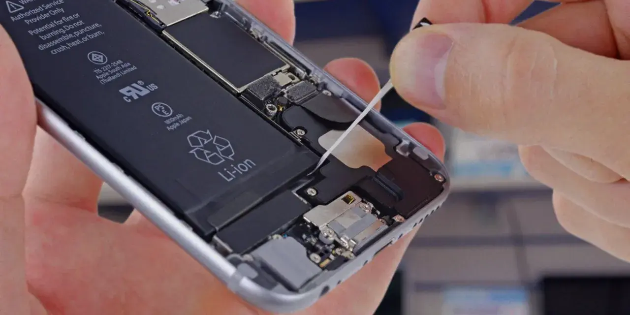 Ile trwa wymiana baterii iPhone? Czas naprawy i co warto wiedzieć