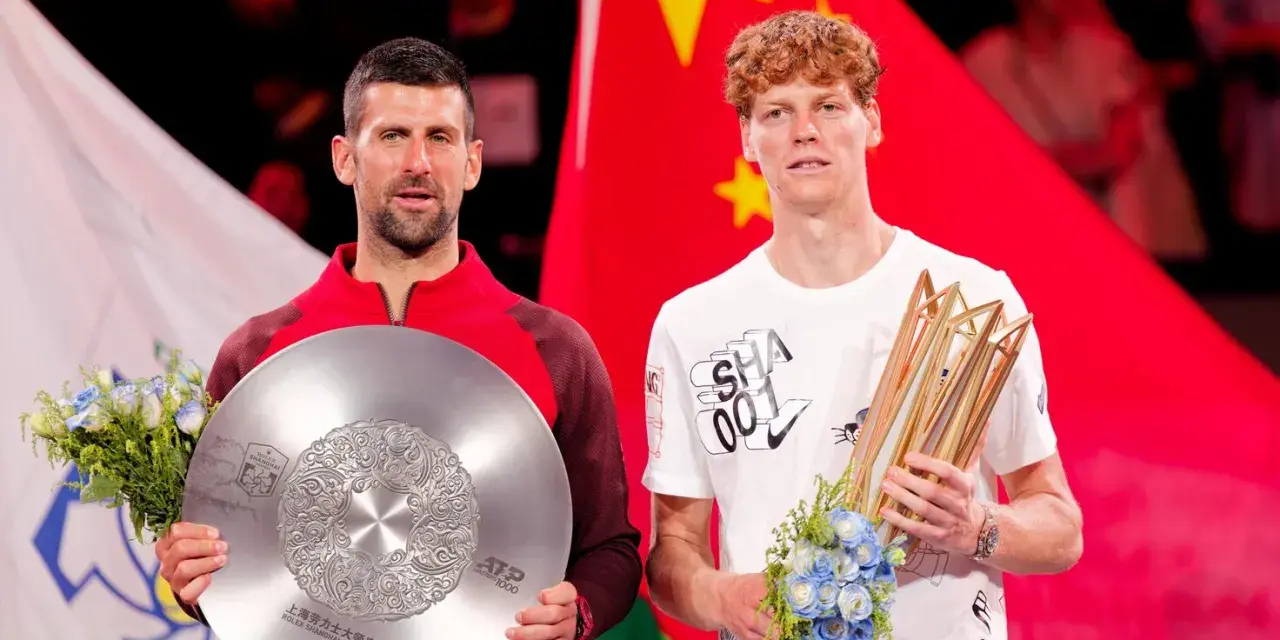 Novak Djokovic y Jannik Sinner, finalistas del ATP de Shanghai, posan con sus trofeos y flores.