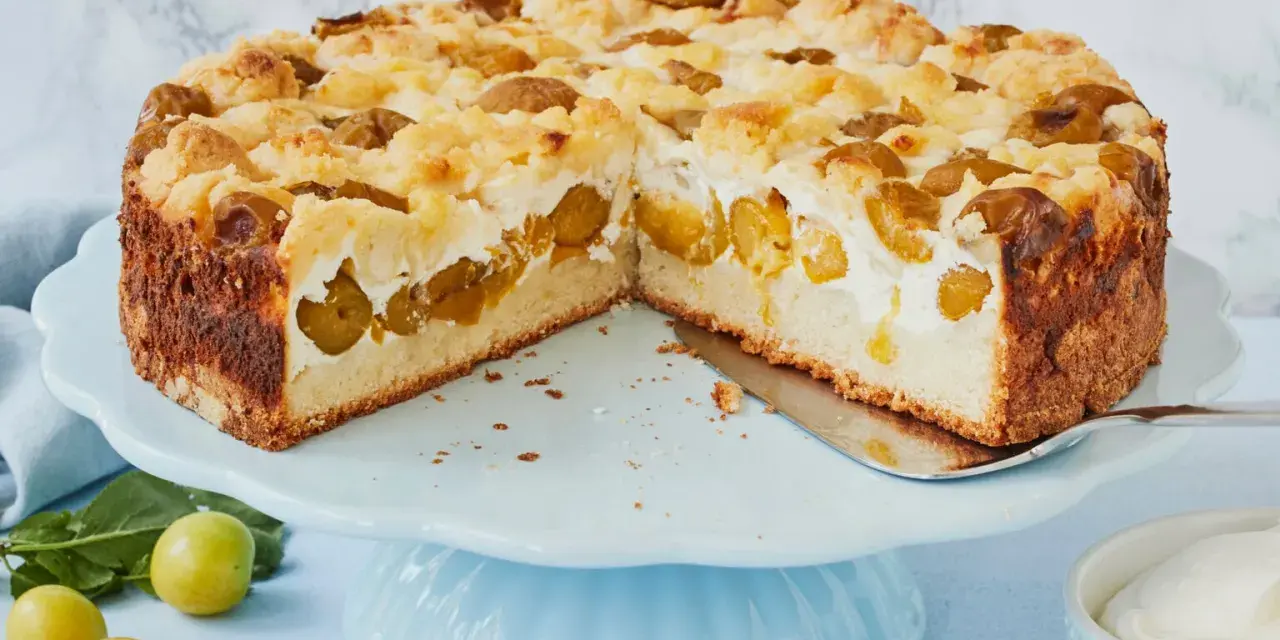 Saftiger Mirabellenkuchen mit Streuseln und cremiger Füllung auf einer hellblauen Tortenplatte.