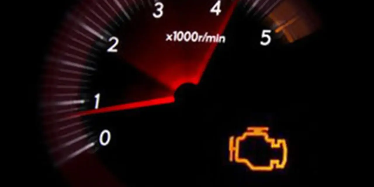 Cruscotto con spia motore accesa, indicando possibili perdita potenza motore diesel cause. Il contagiri mostra bassi giri.