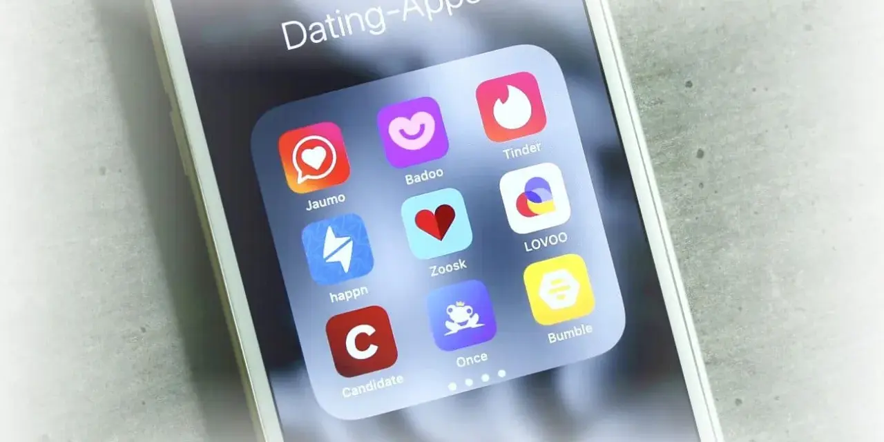 Smartphone-Bildschirm mit Icons verschiedener Dating-Apps wie Tinder, Badoo und Lovoo.