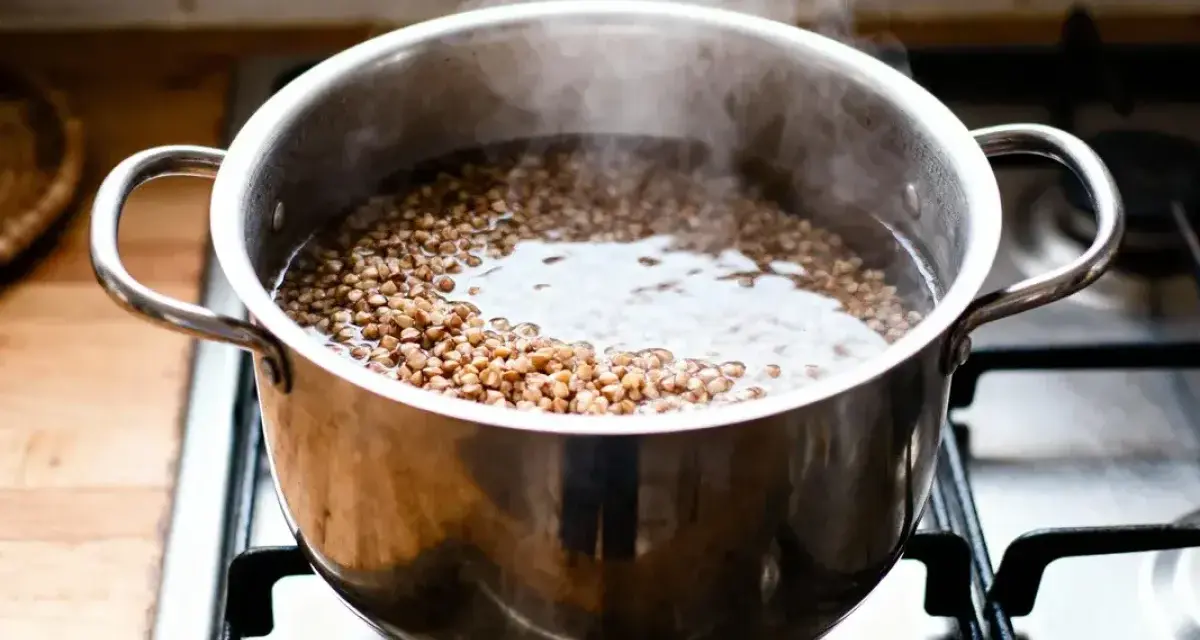 Une casserole de sarrasin bout sur la cuisinière, montrant comment cuire le sarrasin pour un repas sain.