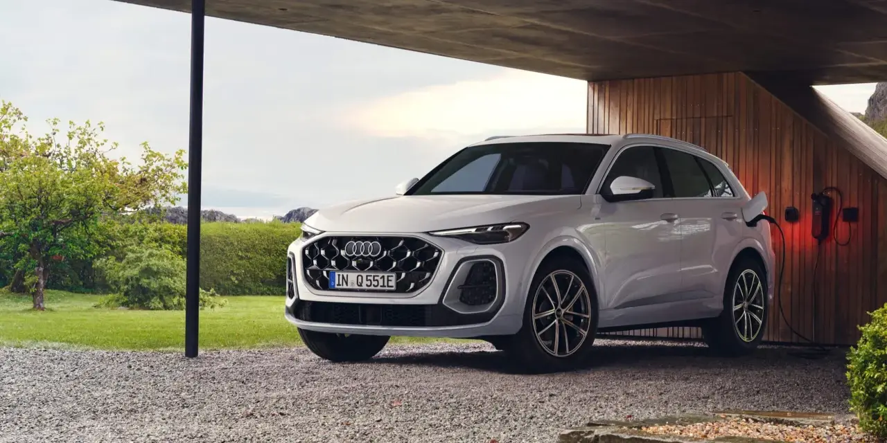Nowy Audi Q5 naładuje się w nowoczesnym garażu. Sprawdź atrakcyjną audi q5 cena.