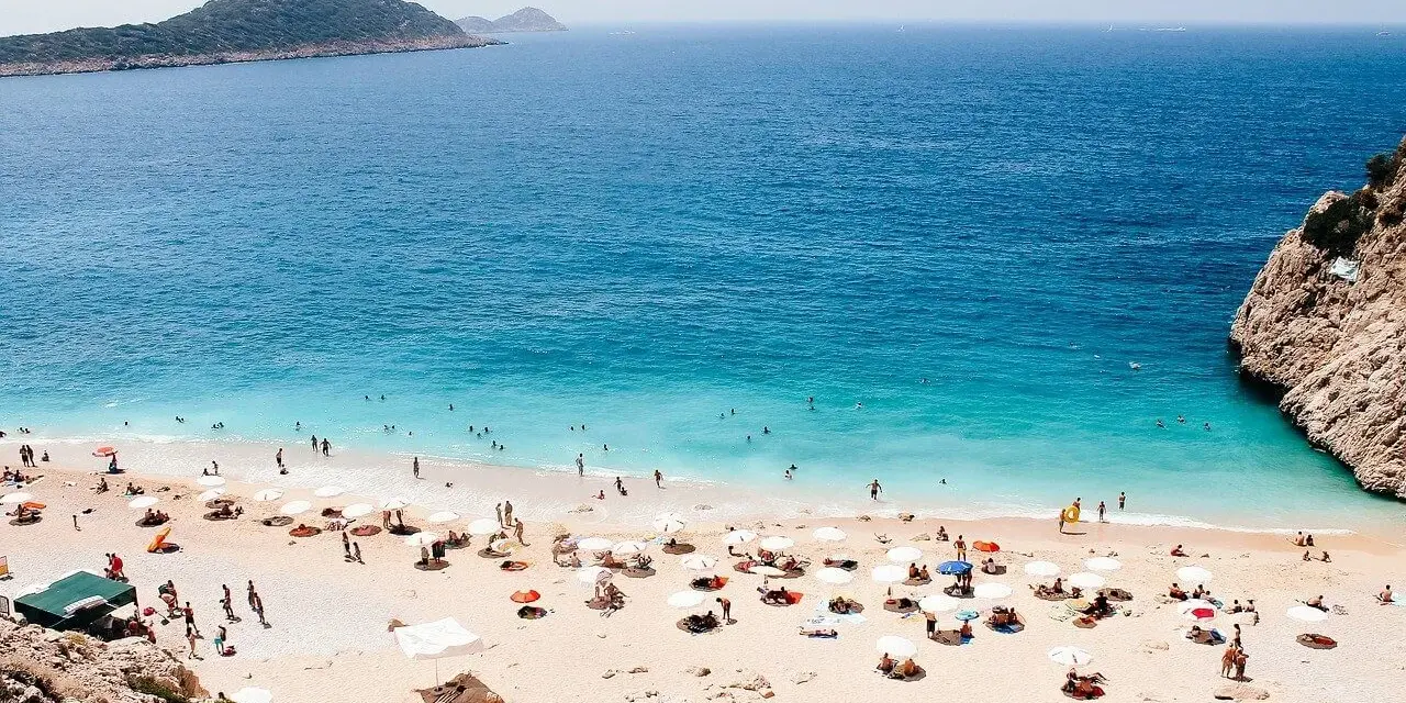 Piękna plaża w Turcji, Antalya. Idealna pogoda do opalania i kąpieli w krystalicznie czystej wodzie.