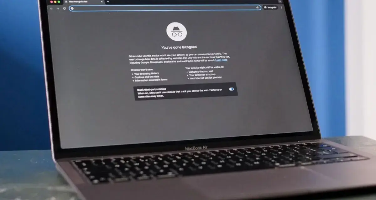Czy tryb incognito zostawia ślady? Na ekranie MacBook Air widać komunikat "You've gone Incognito", wyjaśniający, co jest zapisywane, a co nie.