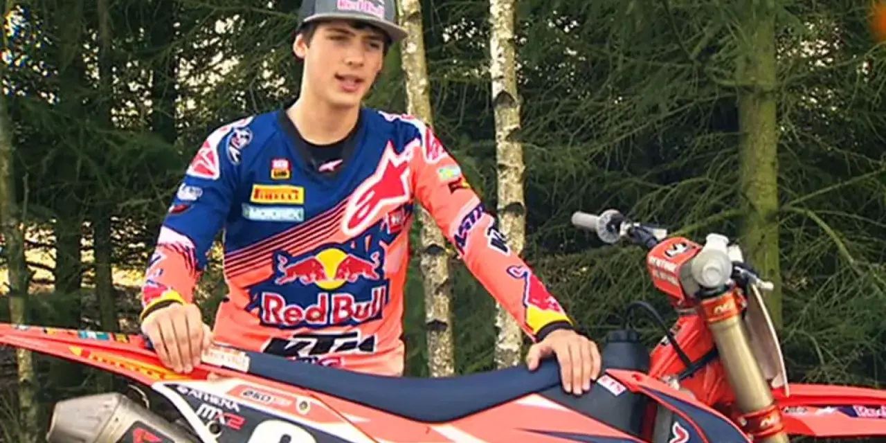 Jorge Prado, piloto de motocross, posa con su moto KTM en un bosque.
