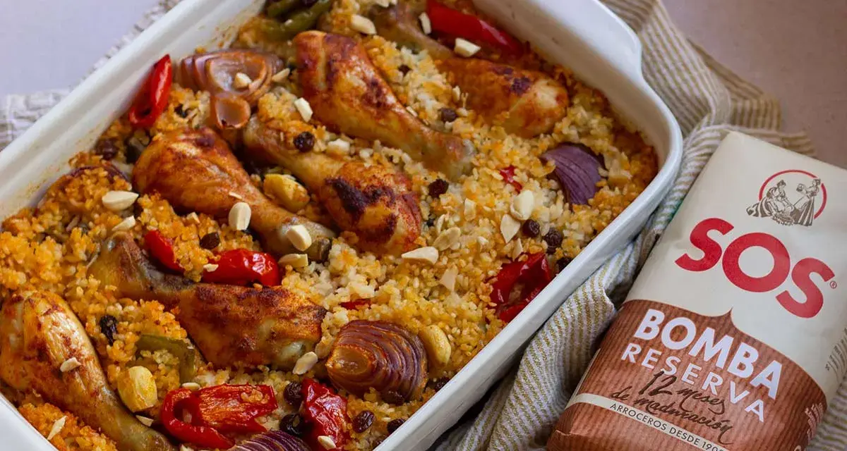Delicioso arroz al horno con pollo, pimientos, cebolla y pasas. Un plato reconfortante y lleno de sabor.