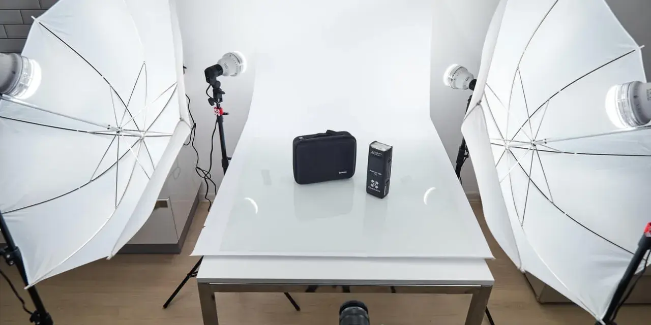 Profesjonalne oświetlenie do zdjęć w domu: dwa parasole fotograficzne, lampy i aparat. Idealna jaka lampa do zdjęć w domu.
