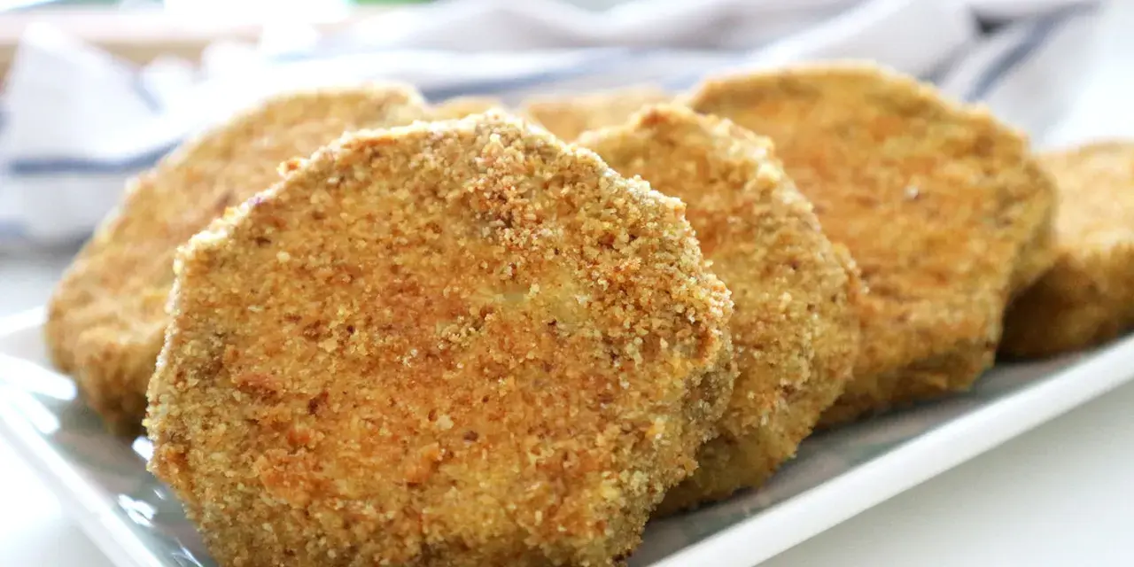 Fette dorate di melanzane impanate al forno, croccanti e pronte da gustare.