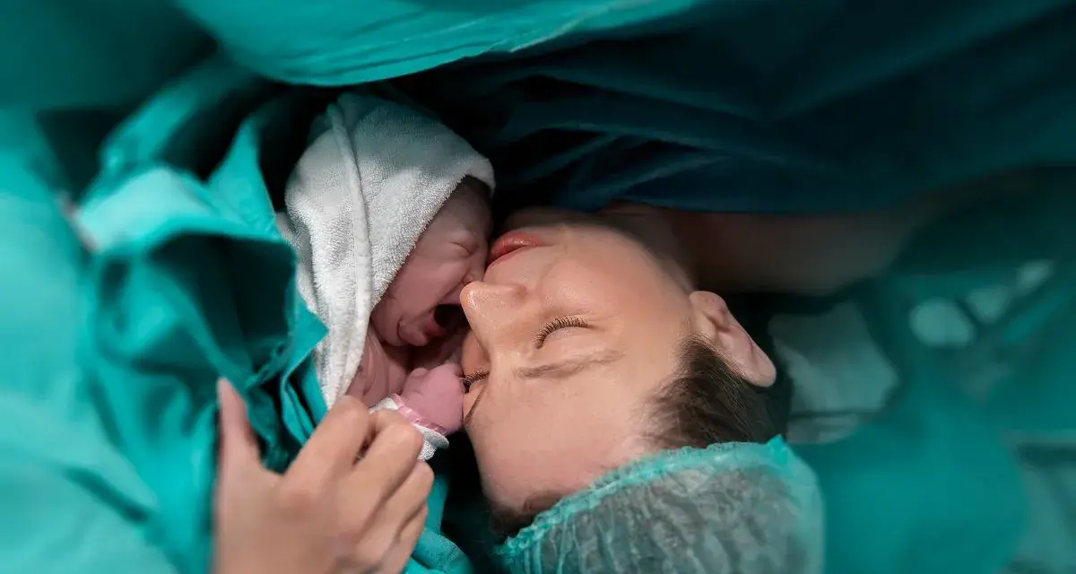 Matka tuli noworodka, którego płeć dziecka zależy od genów ojca. Wzruszający moment tuż po narodzinach.