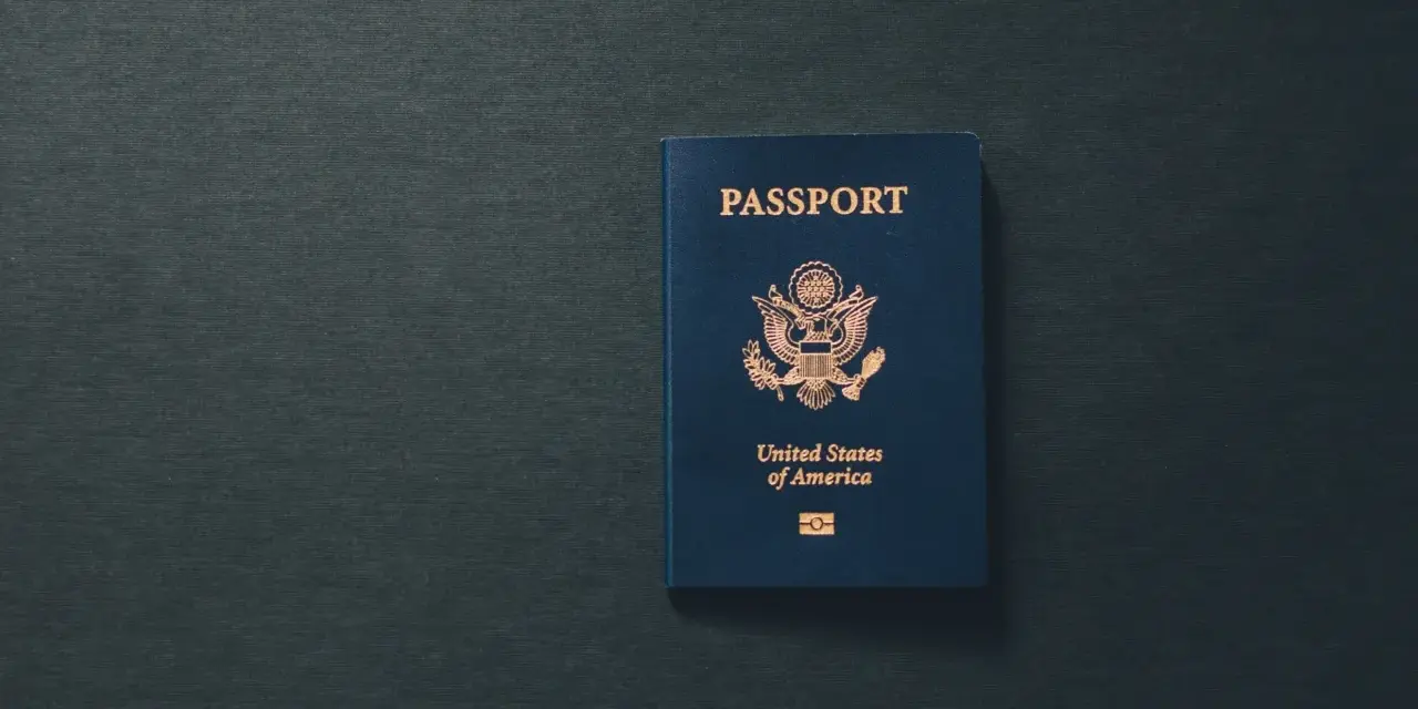 Niebieski paszport USA z godłem. Zastanawiasz się, ile jest ważny paszport?