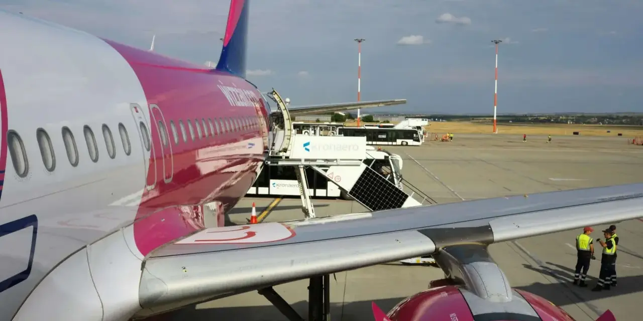 Samolot Wizz Air na płycie lotniska. Zastanawiasz się, co można zabrać do samolotu Wizzair? Sprawdź zasady przewoźnika przed podróżą.